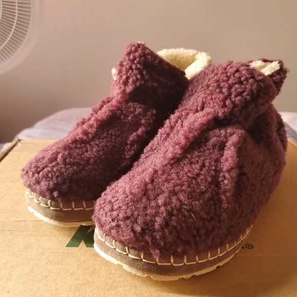 L.L. Bean Women's Slippers Fuzzy Slippers - Picture 2 of 7